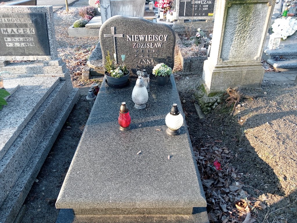 Grób Zdzisław Niewielski
